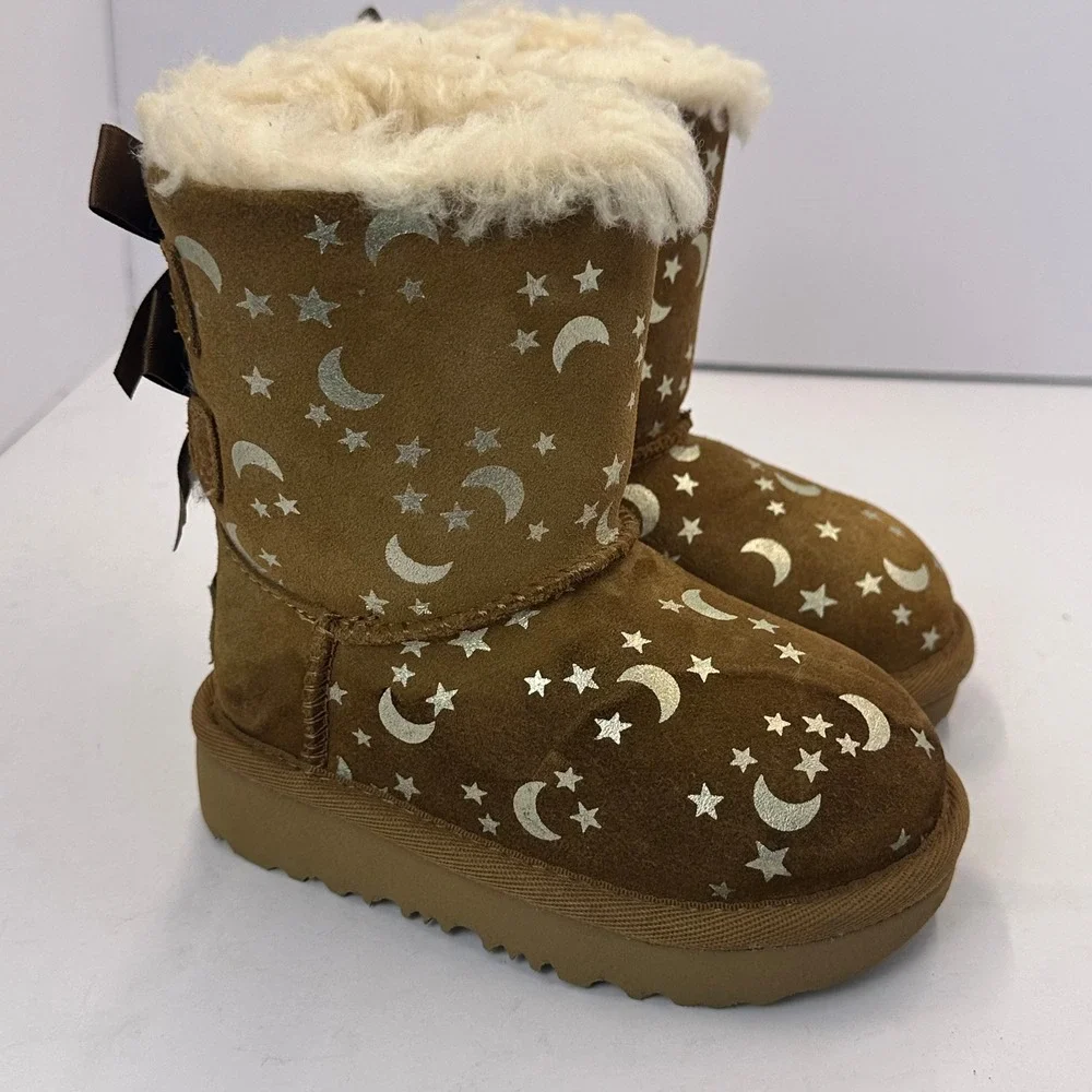 UGG Kids Bailey Bow II Stellar Moon Star Boots Chestnut Brown Suede Size 6 11191